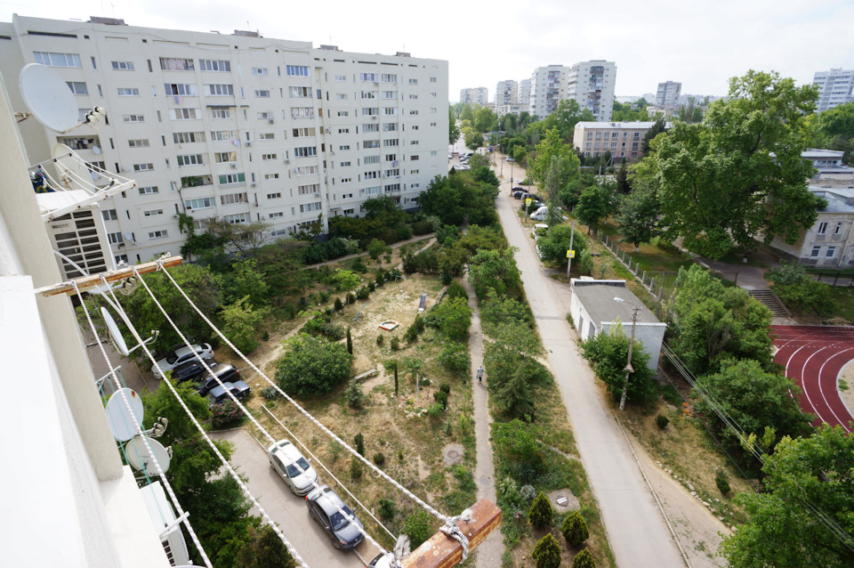 Севастополь, вид из окна квартиры во двор — Lada Vesta SW (1G)