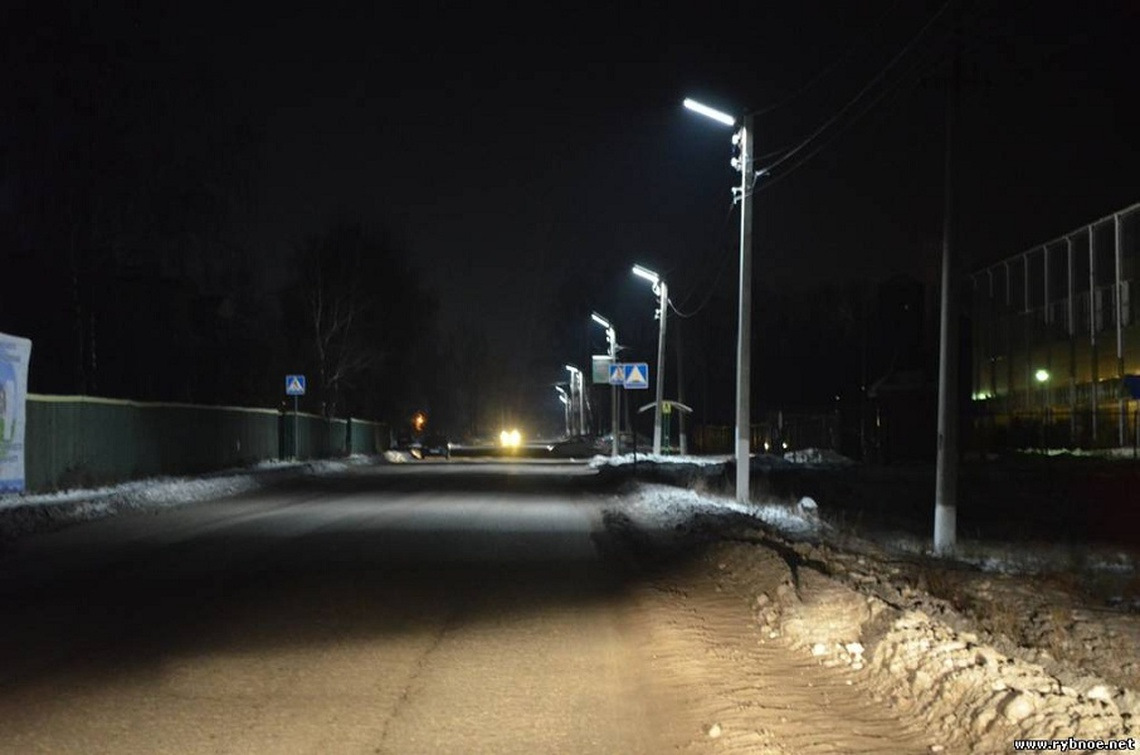 На улице светят фонари. Наружнее освещение города. Светодиодное уличное освещение зимой. Плохое освещение дорог. Плохое уличное освещение.