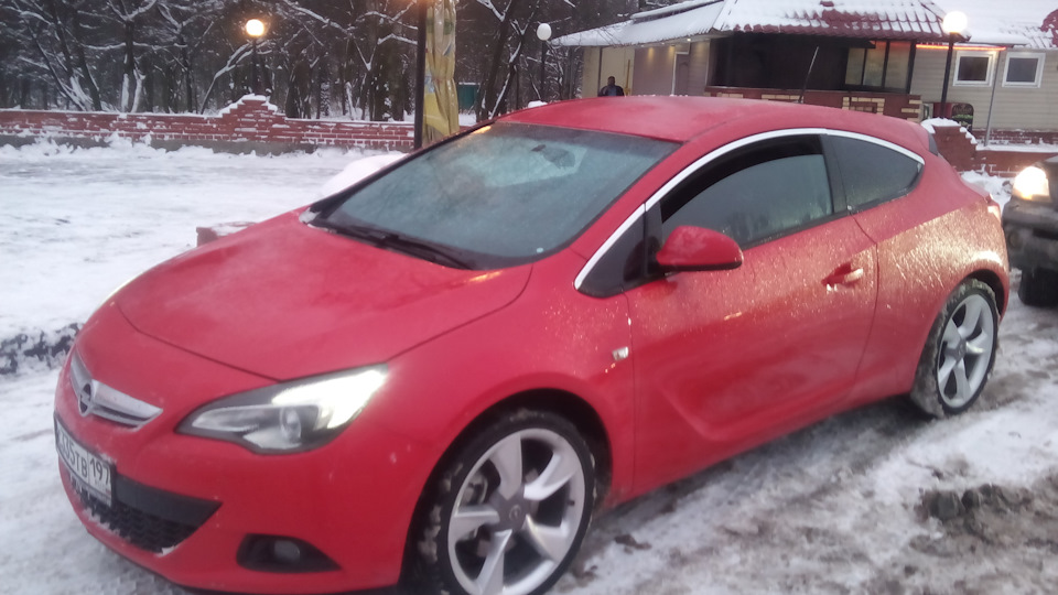 Opel Astra GTC красная