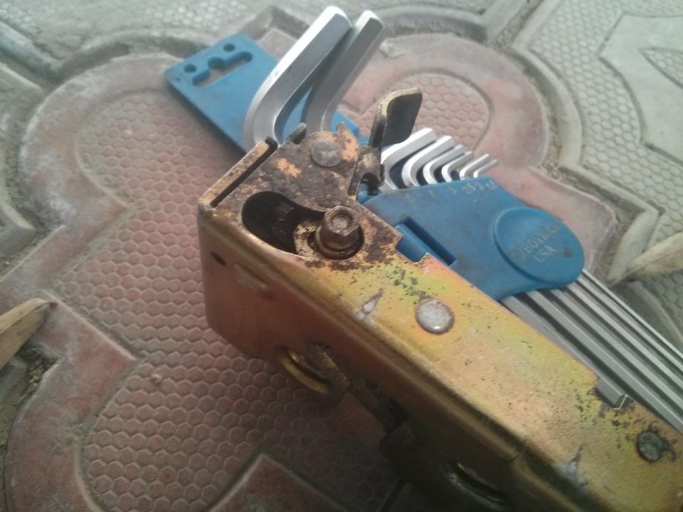 Регулировка дверных замков — Volkswagen Passat Variant (B4), 2 л, 1996 ...