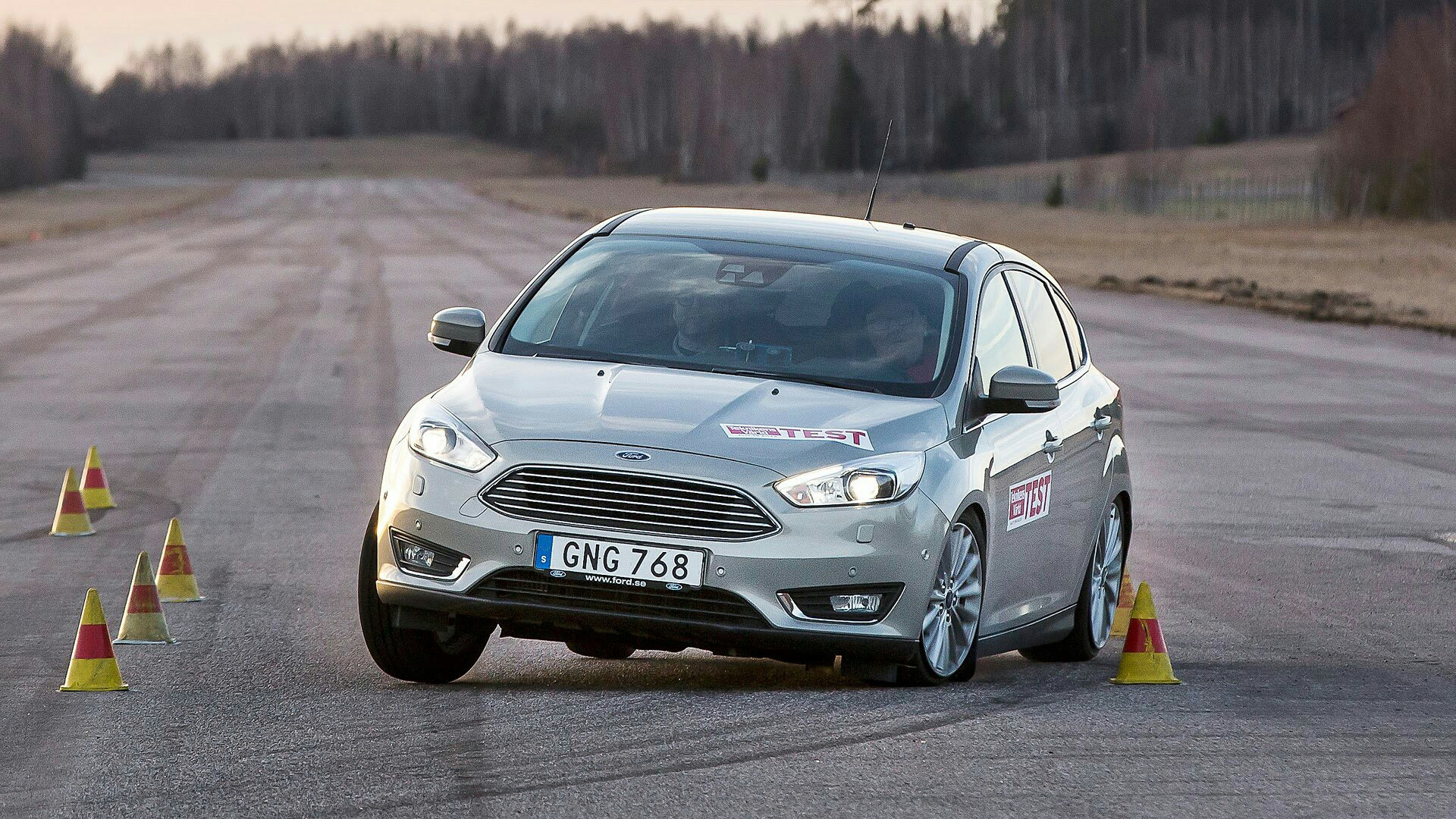 Фото машины тест. Test Ford Focus. Форд фокус Ниссан. Focus 3 Tests. Лосиный тест автомобилей.