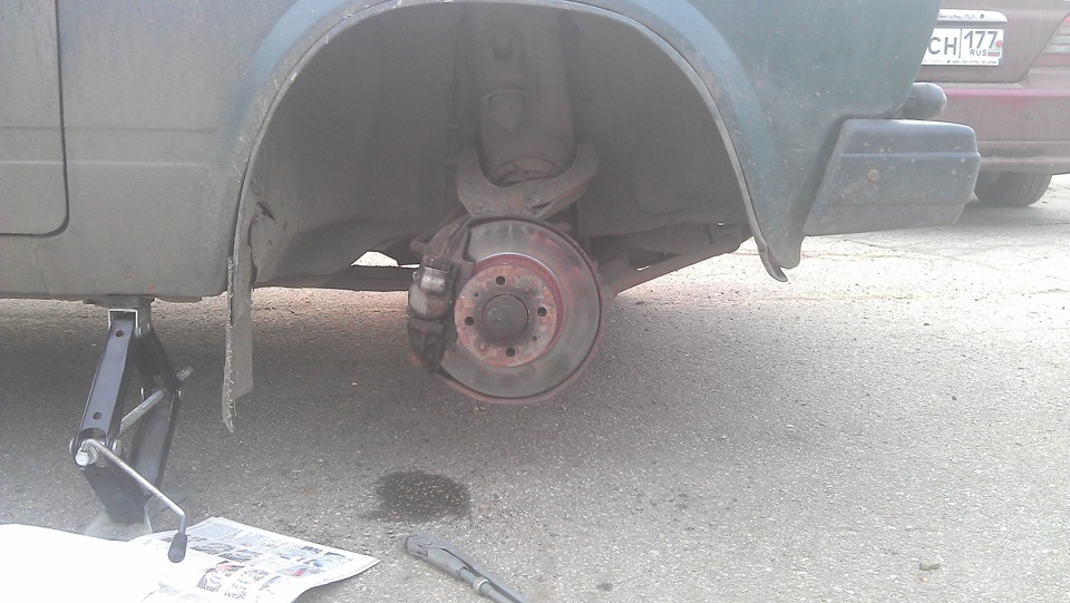 Заклинило передние тормоза. Замена тормозных поршней. — Lada 21074, 1,6 ...