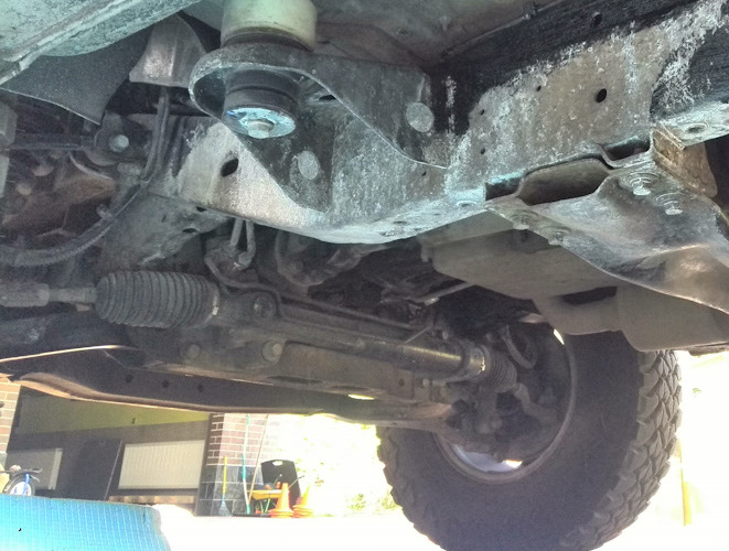 Стоковый хомут виднеется на рейке справа. — SsangYong Kyron