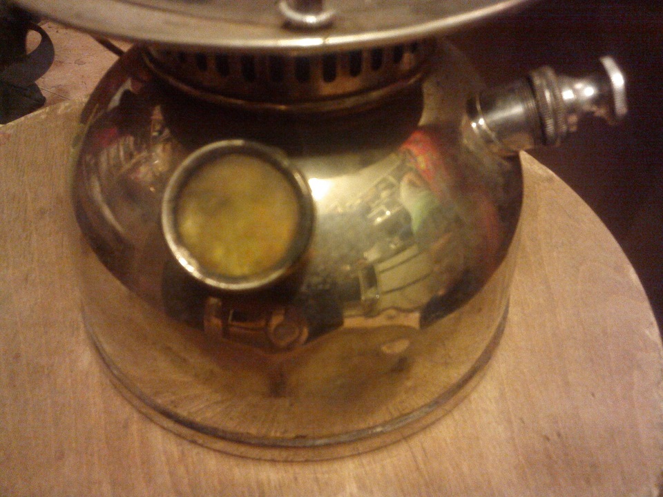 hugo schneider керосиновая лампа история. 771a164s 960. hugo schneider керосиновая лампа история фото. hugo schneider керосиновая лампа история-771a164s 960. картинка hugo schneider керосиновая лампа история. картинка 771a164s 960. На протяжении многих столетий жизнь человека полностью зависела от светового дня. Но ещё в античные времена люди научились пропитывать смолой факелы и делать масляные лампады примитивной конструкции. Жители Помпеи, например, наполняли глиняную мисочку маслом и опускали туда фитиль. При таком освещении проходили знаменитые пиры римских патрициев. Конечно, даже сравнительно дешёвое растительное масло было доступно далеко не всем. На севере Европы варвары просто продевали фитиль в жирную рыбу, вялили её, а потом поджигали. hugo schneider керосиновая лампа история. 771a164s 960. hugo schneider керосиновая лампа история фото. hugo schneider керосиновая лампа история-771a164s 960. картинка hugo schneider керосиновая лампа история. картинка 771a164s 960. На протяжении многих столетий жизнь человека полностью зависела от светового дня. Но ещё в античные времена люди научились пропитывать смолой факелы и делать масляные лампады примитивной конструкции. Жители Помпеи, например, наполняли глиняную мисочку маслом и опускали туда фитиль. При таком освещении проходили знаменитые пиры римских патрициев. Конечно, даже сравнительно дешёвое растительное масло было доступно далеко не всем. На севере Европы варвары просто продевали фитиль в жирную рыбу, вялили её, а потом поджигали.