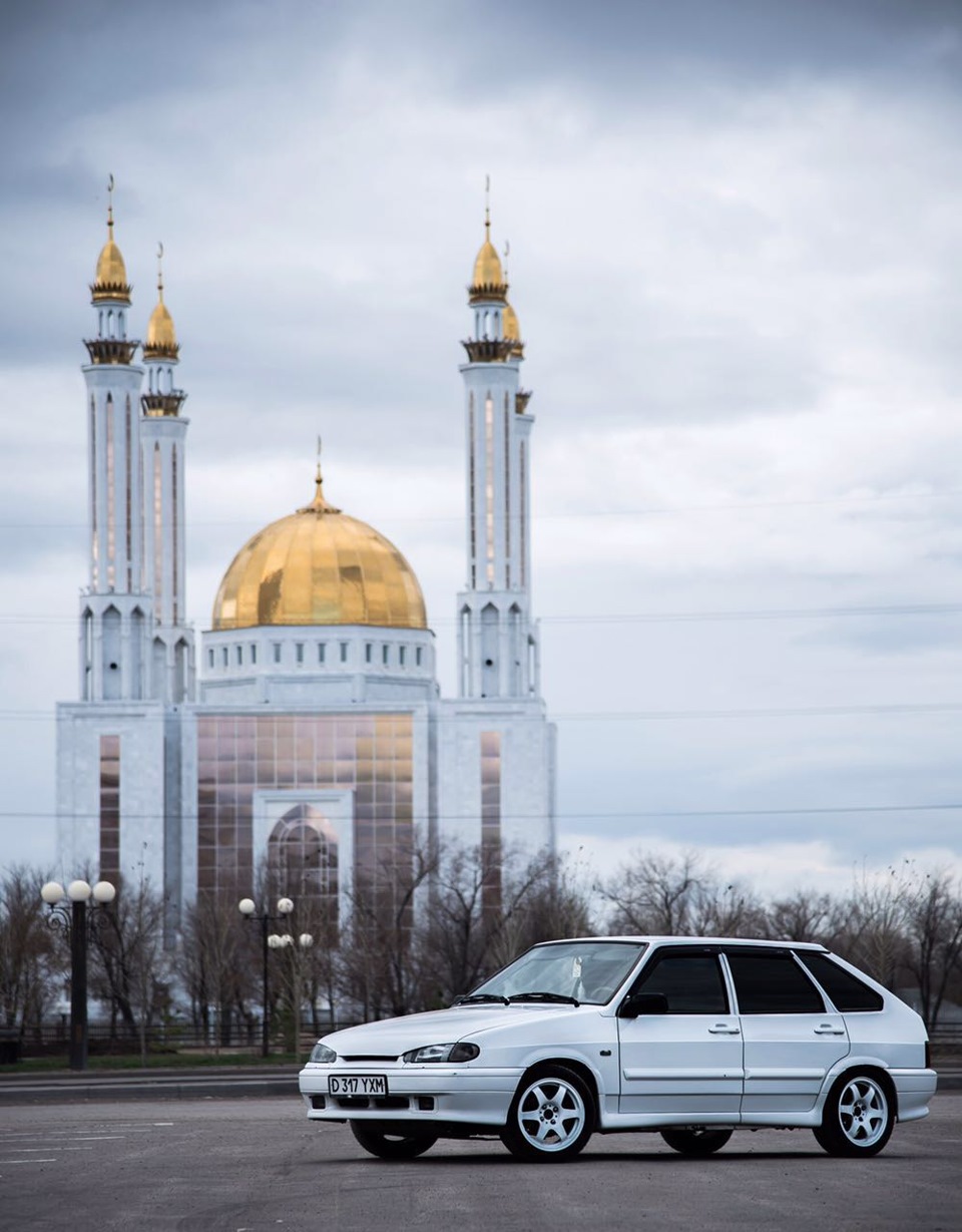 Белая на фоне Мечети! — Сообщество «Белые автомобили (White Cars Club)» на  DRIVE2