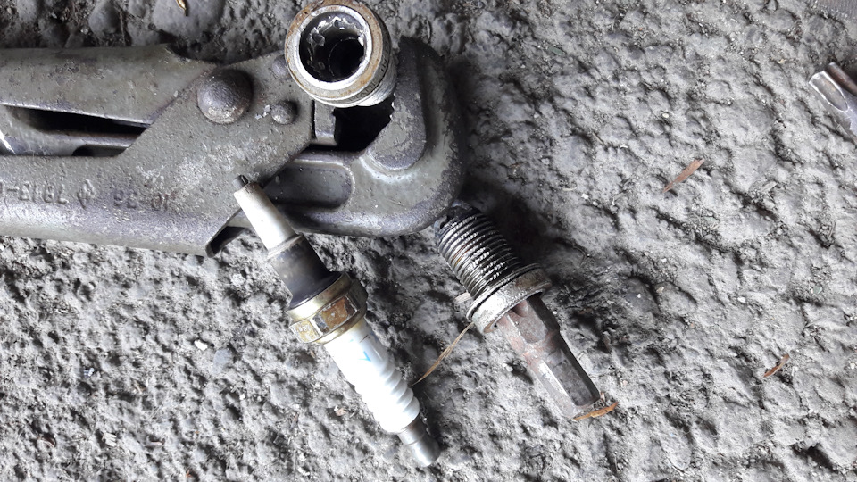 Как выкрутить сломанную свечу М54. И замер компрессии — BMW 5 series ...