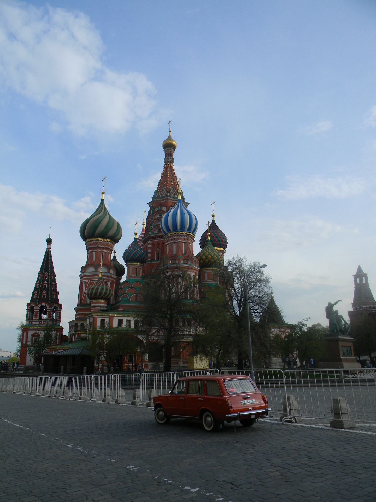 Красная видна. Красная площадь из окна машины. Ты в Москве.