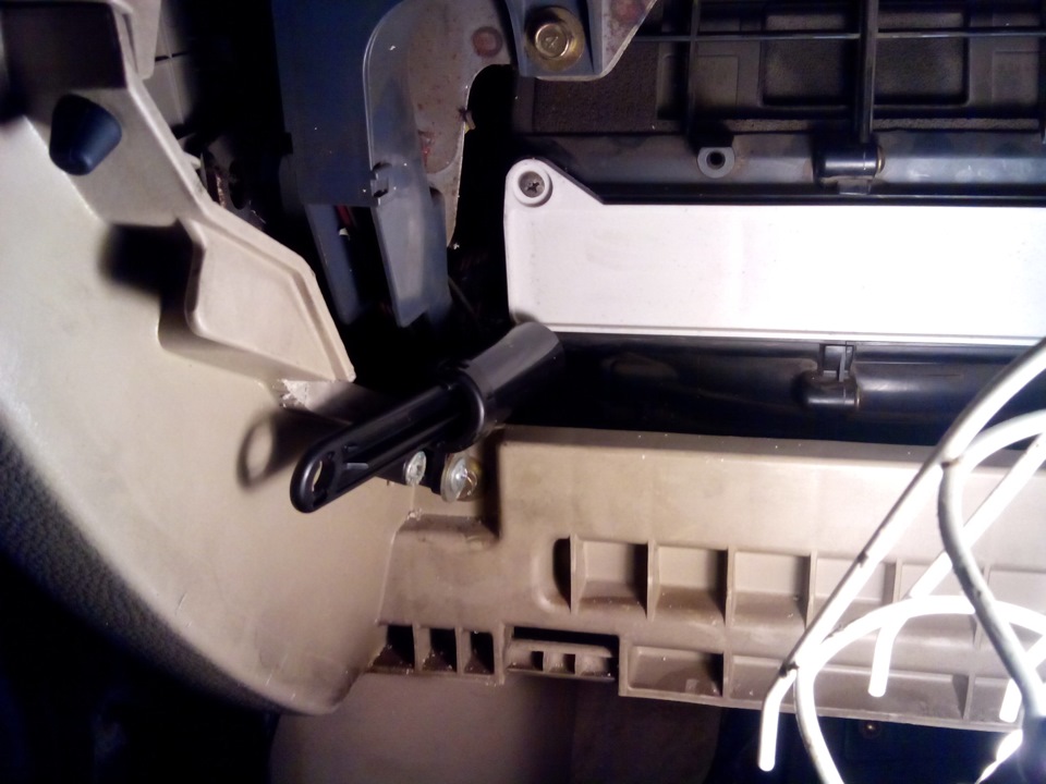 Плавное открывание бардачка Lancer Cedia — Mitsubishi Cedia, 2 л, 2001 ...