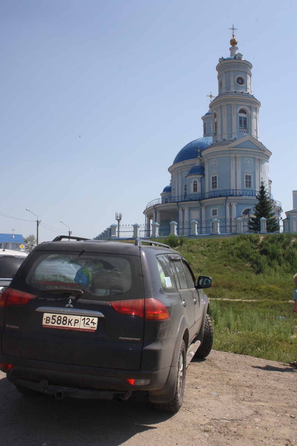 Церковь в Мегете — Mitsubishi Pajero Sport (2G)