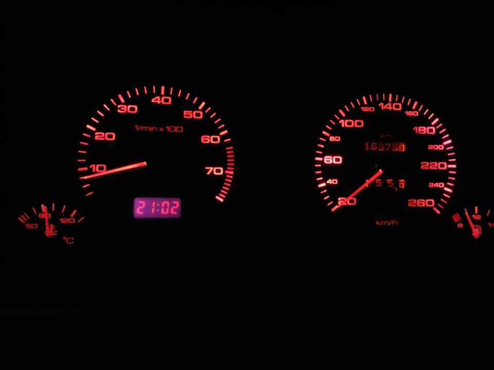 Часы ауди 80 б3. Тахометр Ауди 80. Audi 80 тахометр. Ауди 80 б4 установка тахометра. Откуда подпитан тахометр на Ауди 80 б4 АБТ