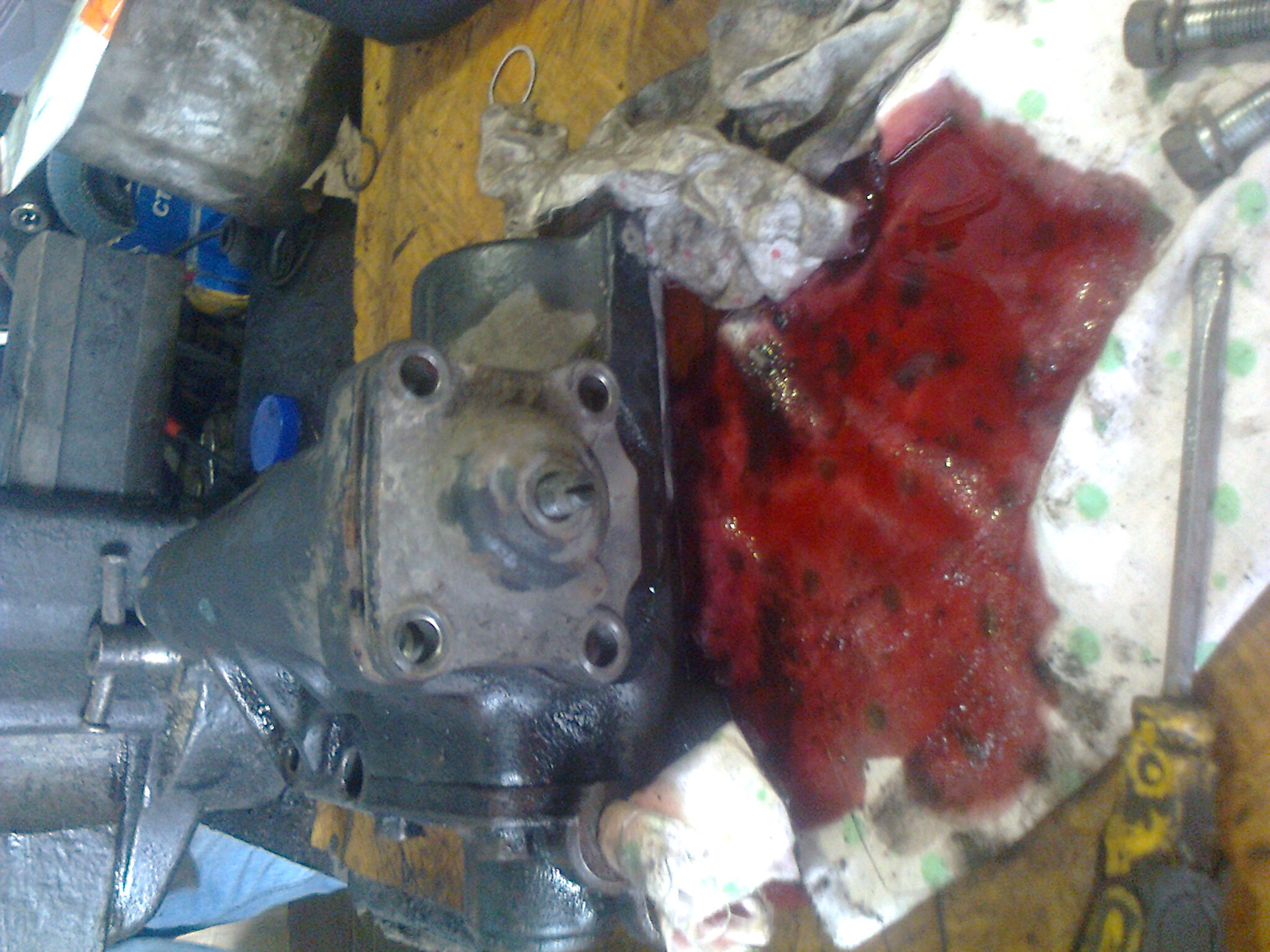 Бмв х5 заливная пробка редуктора. Сальник раздатки шеви нива. Сапунит тд 27 причины. 5 заливная пробка. Вытекает масло из редуктора.