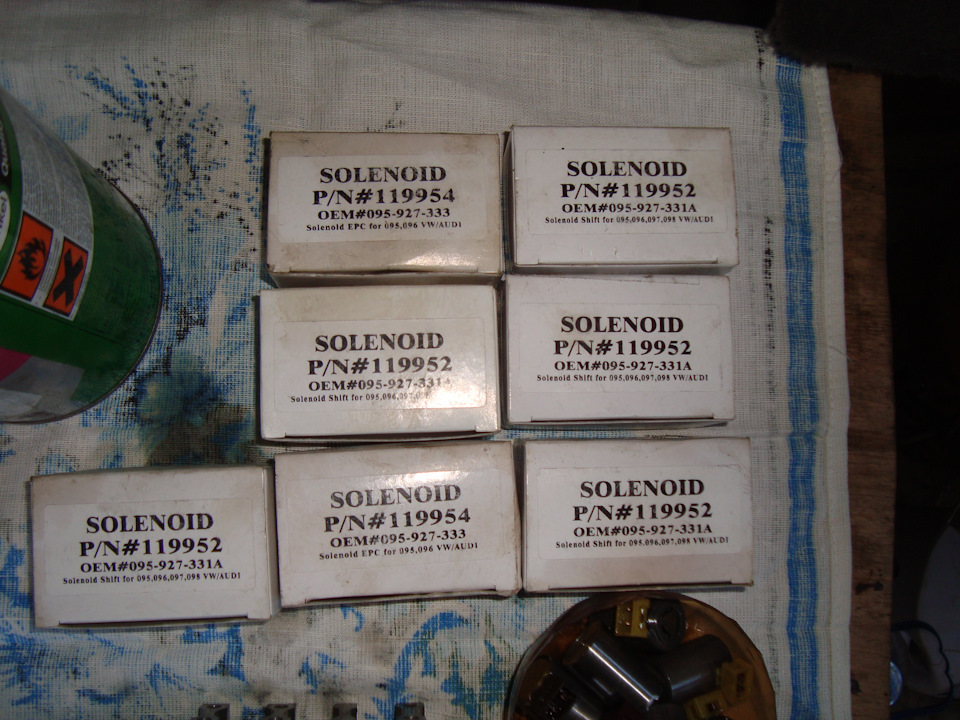 Кому может пригодятся номера( мои запасные соленойды, купленные в 20011 году, но так и не пригодившиеся, для себя храню ) — Volkswagen Bora (1G). Запчасти на фото: 095927333, 095927331A