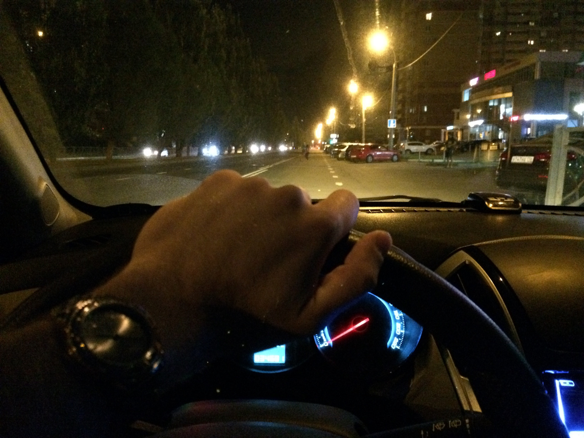 Парень возле машины ночью
