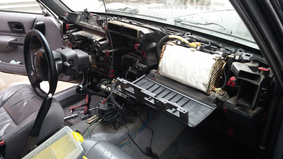 Не забываем снять клемму, а то подушка может и бахнуть в лицо) — Jeep Cherokee (XJ)