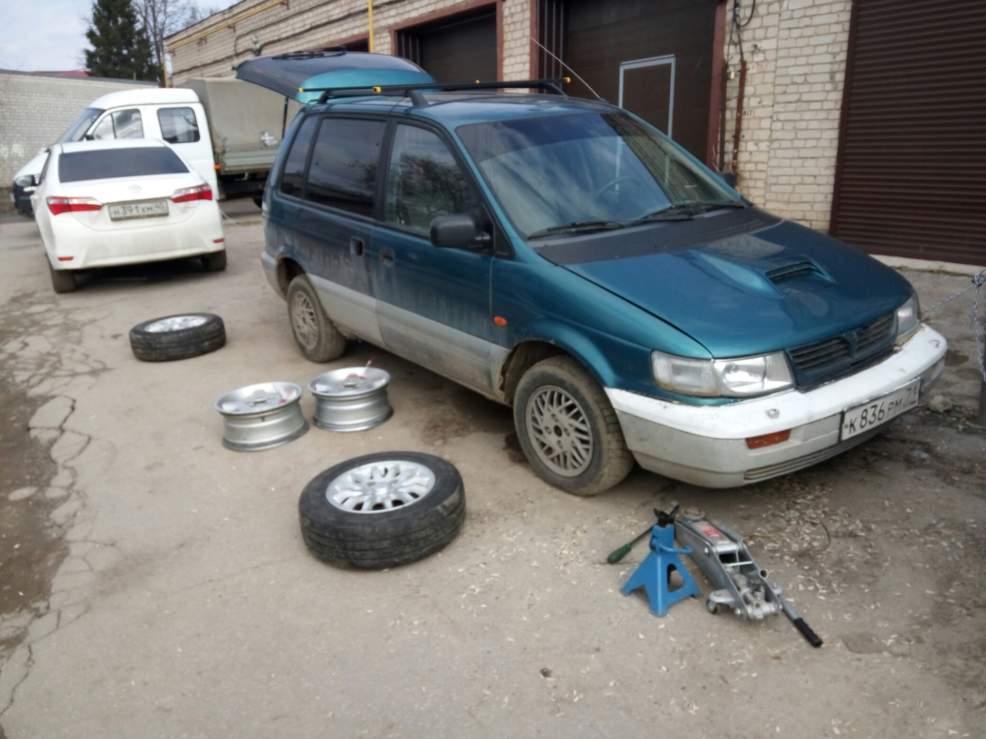 Mitsubishi space runner 1. Mitsubishi space runner 2000. Mitsubishi space runner 1998 года. Mitsubishi space runner 1. митсубиси спейс раннер.