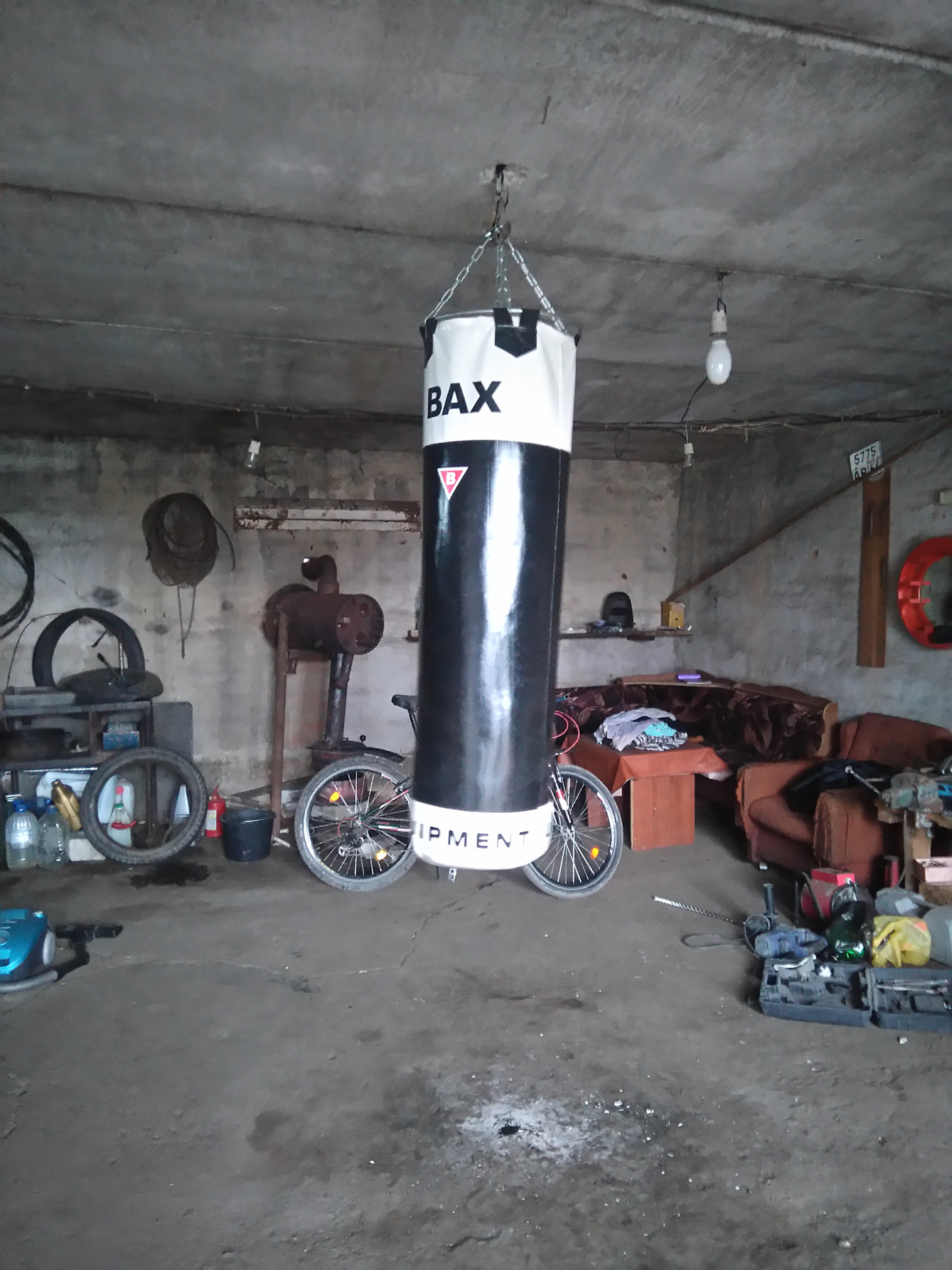 Боксерский мешок в гараже