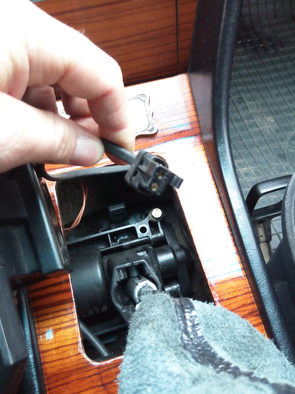 Концевик включения ламп заднего хода. — Mercedes-Benz E-Class (W124), 2 ...