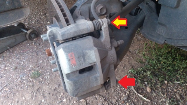 Сначала откручиваем красный болт, и откидываем суппорт вверх (для замены колодок). Если пошли дальше — то откручиваем желтый болт и убираем суппорт в сторону. — Mazda CX-5 (1G)