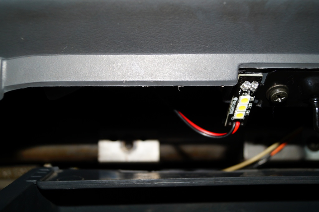 Подсветка бардачка диодной лампочкой - Lada Приора хэтчбек, 1,6 л, 2013 года ста