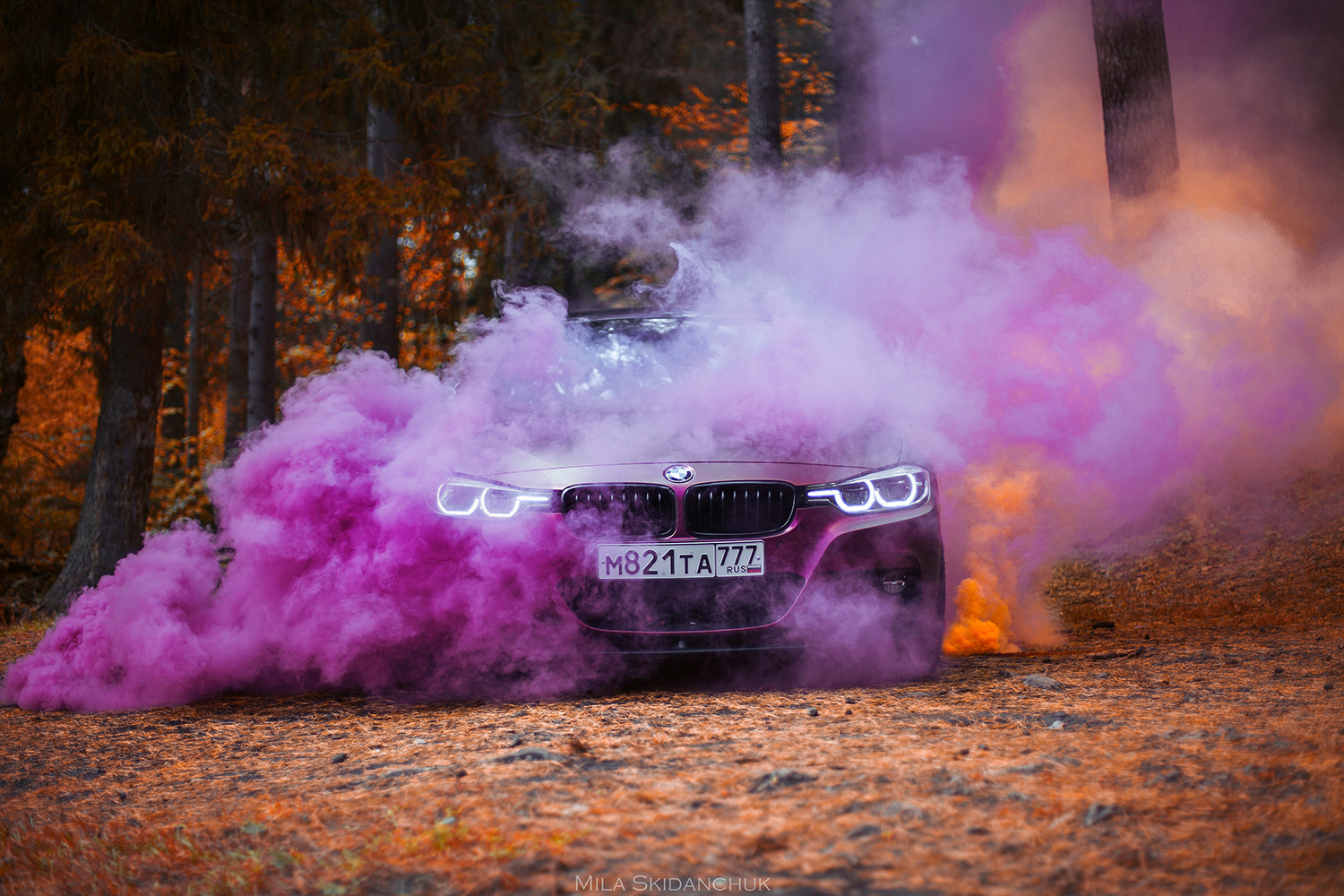 Дымом под тобою дорога. BMW M 5 F 90 С дымовой шашкой. BMW м5 с цветным дымом. БМВ м5 дрифт. Дым машина.