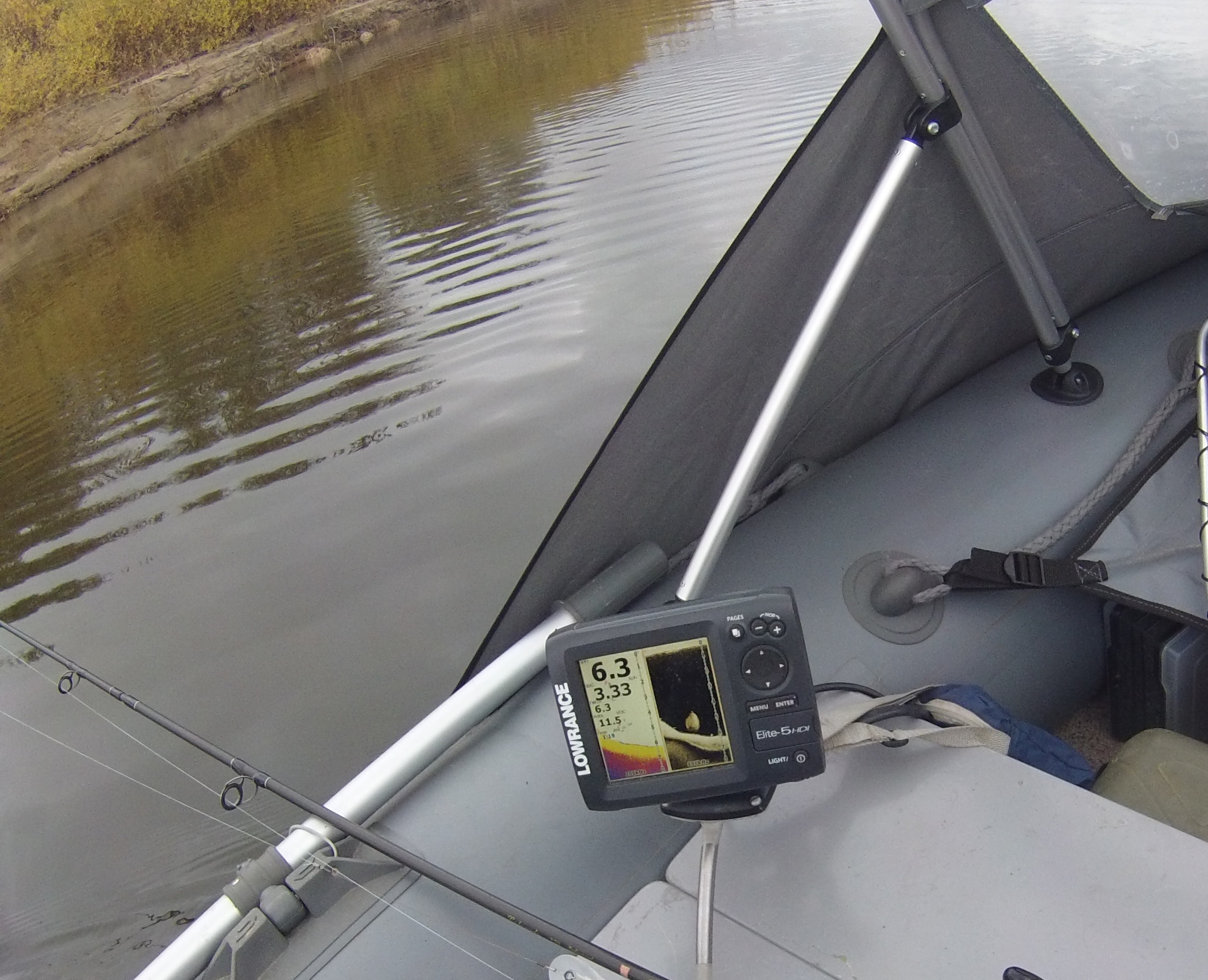 Недорогой эхолот для рыбалки пвх. Эхолот Lowrance Elite-5 HDI. Крепление эхолота Лоуренс 5 HDI. Эхолот Патриот м. Крепление к эхолоту Lowrance Elite 5hdi.