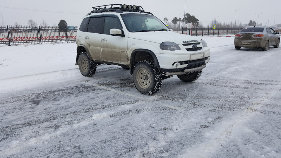 Амортизаторы bilstein на ниву шевроле. 7782aa5s 960. Амортизаторы bilstein на ниву шевроле фото. Амортизаторы bilstein на ниву шевроле-7782aa5s 960. картинка Амортизаторы bilstein на ниву шевроле. картинка 7782aa5s 960. Решил заморочиться в эти выходные и поставить пружины с Мерседеса МЛ500 на свою Шевроле Ниву) По времени вышло не так уж долго, делал все вместе с другом, справились, потратив где-то по 1.5 часа на каждую сторону. Самое суровое было лежать и стоять на коленях на бетонной плите зимой…( Сняли колесо с левой стороны