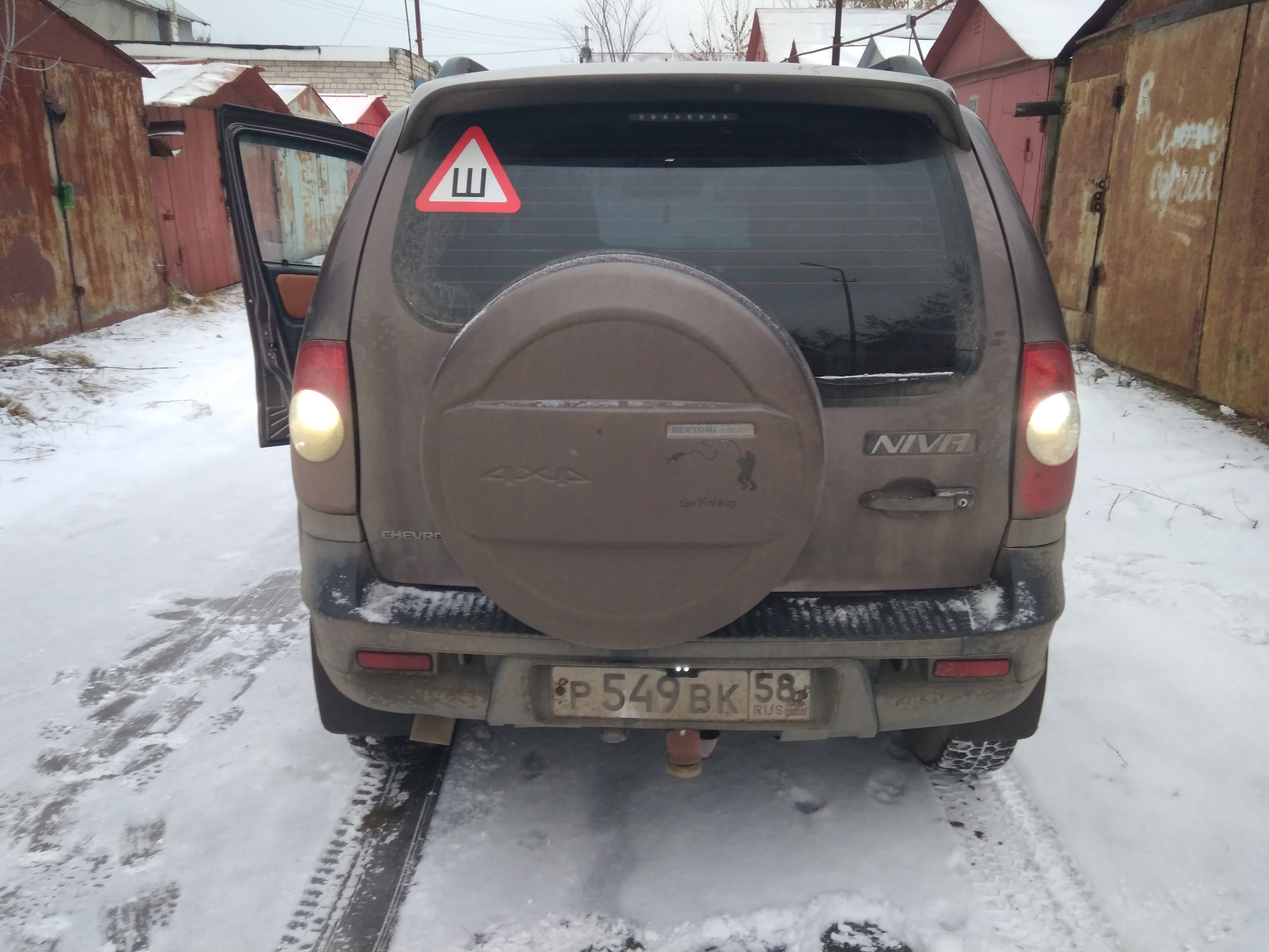 Фонарь нива шевроле. Задний ход Нива Шевроле. Chevrolet Niva фонарь заднего хода. Фонарь заднего хода Шевроле Нива. Дополнительный свет заднего хода Chevrolet Niva.