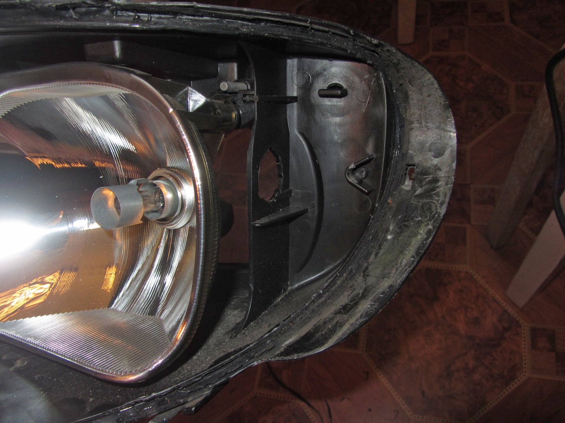 Полировка автомобильных фар. Как открыть фару. Cf moto x8 лампочка в фаре. Стекло фары калина 1. Как открыть фару.