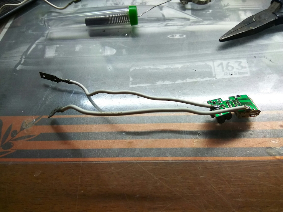 Usb зарядное устройство в заглушку кнопки — Lada 2115, 1,6 л, 2008 года ...