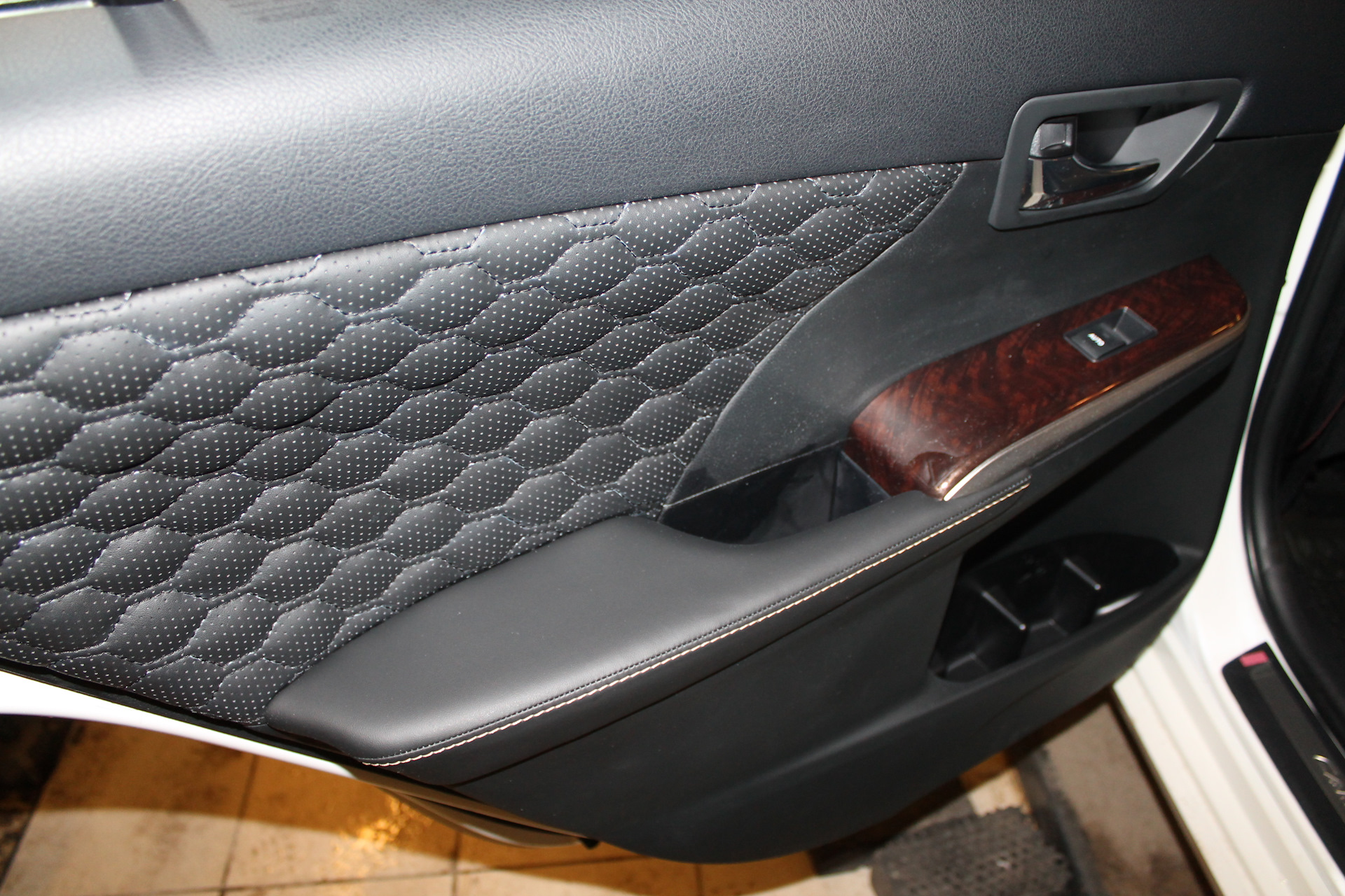 Как обклеивать экокожей. Перетяжка дверей volkswagen tiguan. Как обклеивать экокожей. Обшивка двери кожей. Обшивка салона экокожей.