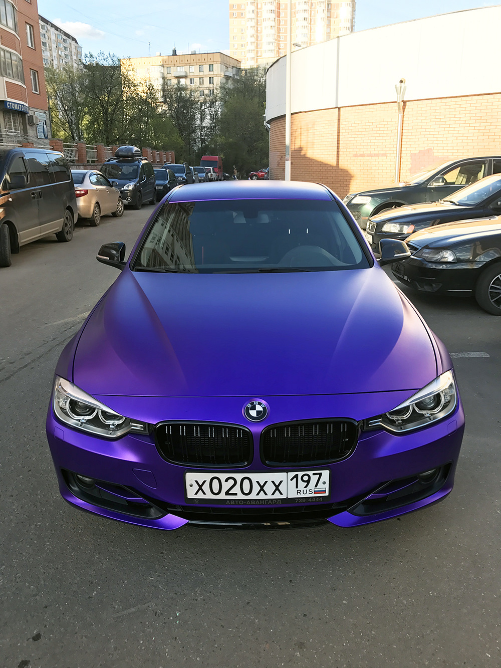 BMW IX меняет цвет кузова