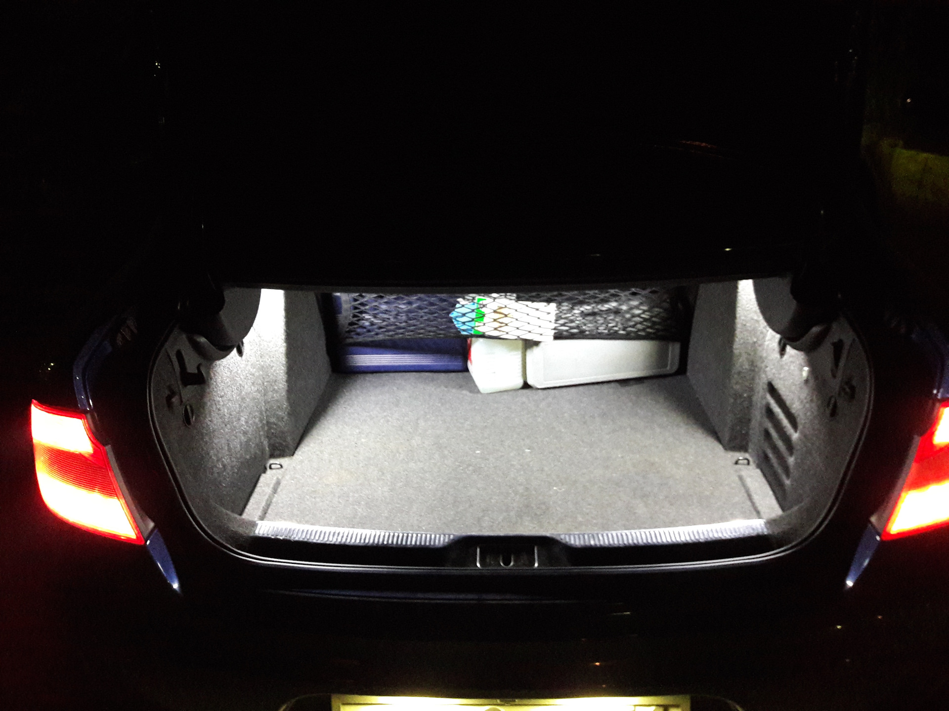 Шкода подсветка багажника. Подсветка багажника Superb 2 универсал. Подсветка багажника светодиодная CRV rd1. Superb 2 плафон освещения багажника.