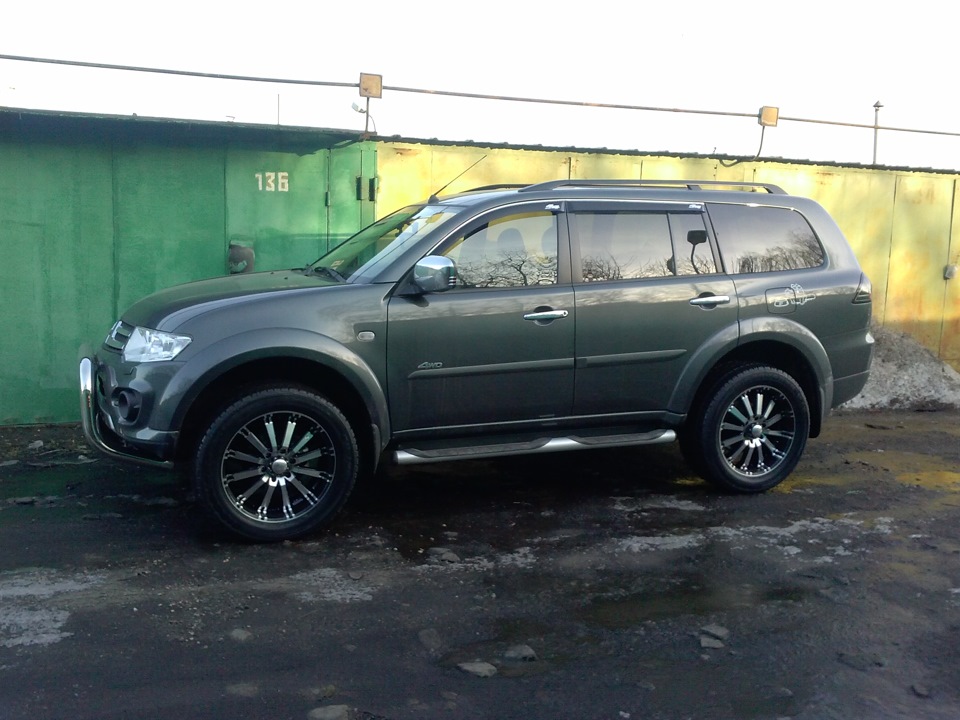 Диски pajero sport 2. Паджеро спорт 2 r20. Mitsubishi Pajero Sport r18. Mitsubishi Pajero Sport диски r20. Mitsubishi Pajero Sport r20.