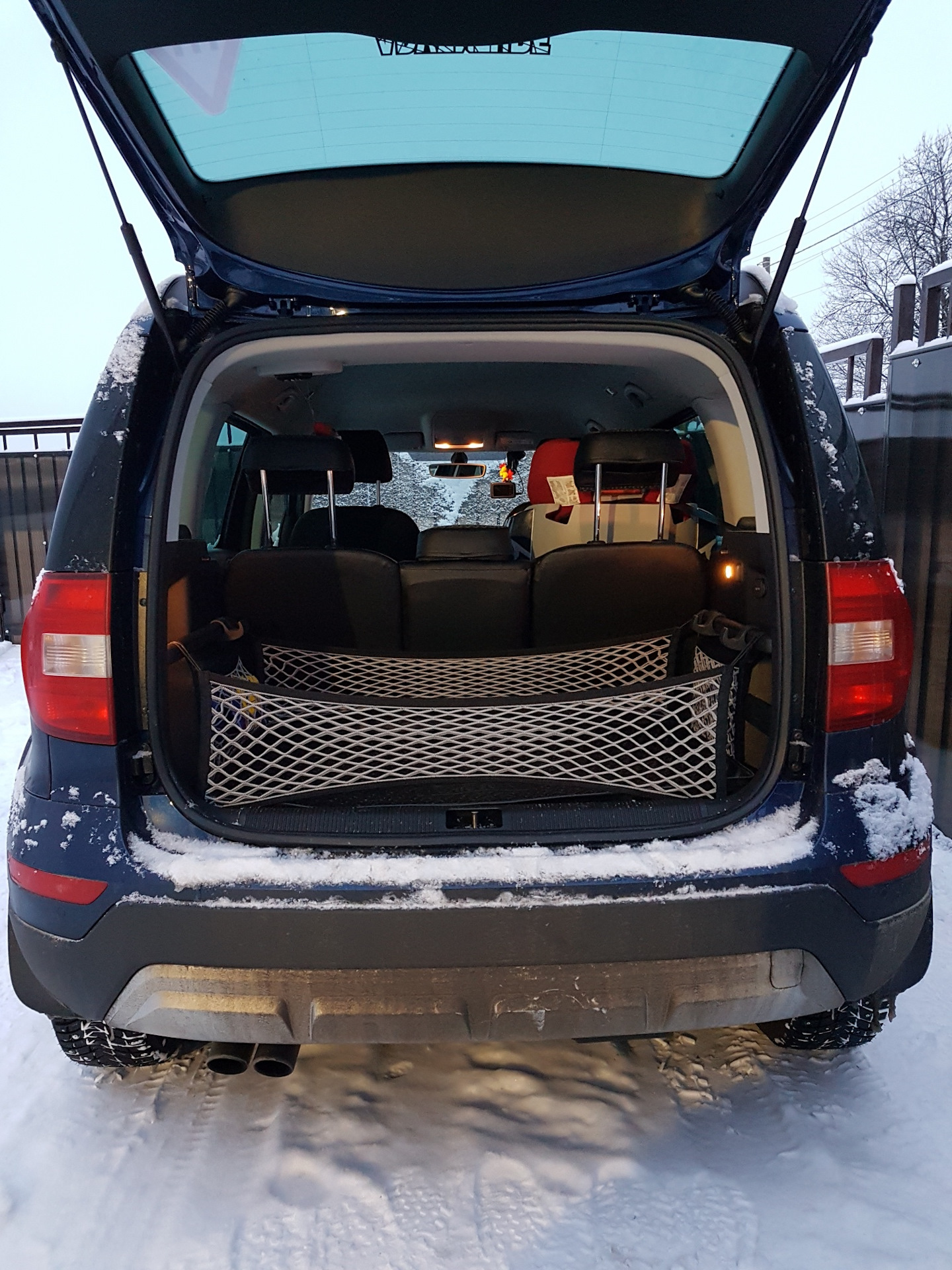 Багажник етти. Skoda Yeti багажник. Сетка в багажник Шкода Йети. Багажник для Шкода Йети 2015. Шкода Йети 1.2 багажник.