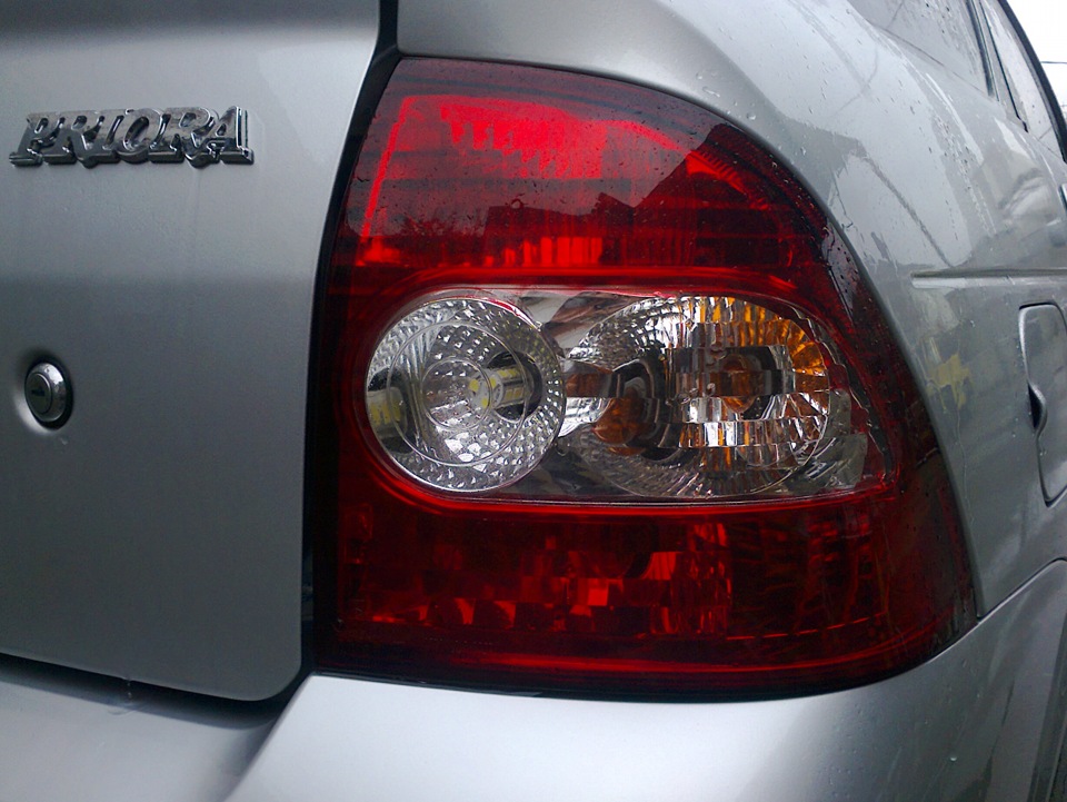 Led в задний ход приора. Задние фары приора 2 задний ход. Задние диодные фонари лада приора. Фонарь заднего хода приора. Приора огни заднего хода.