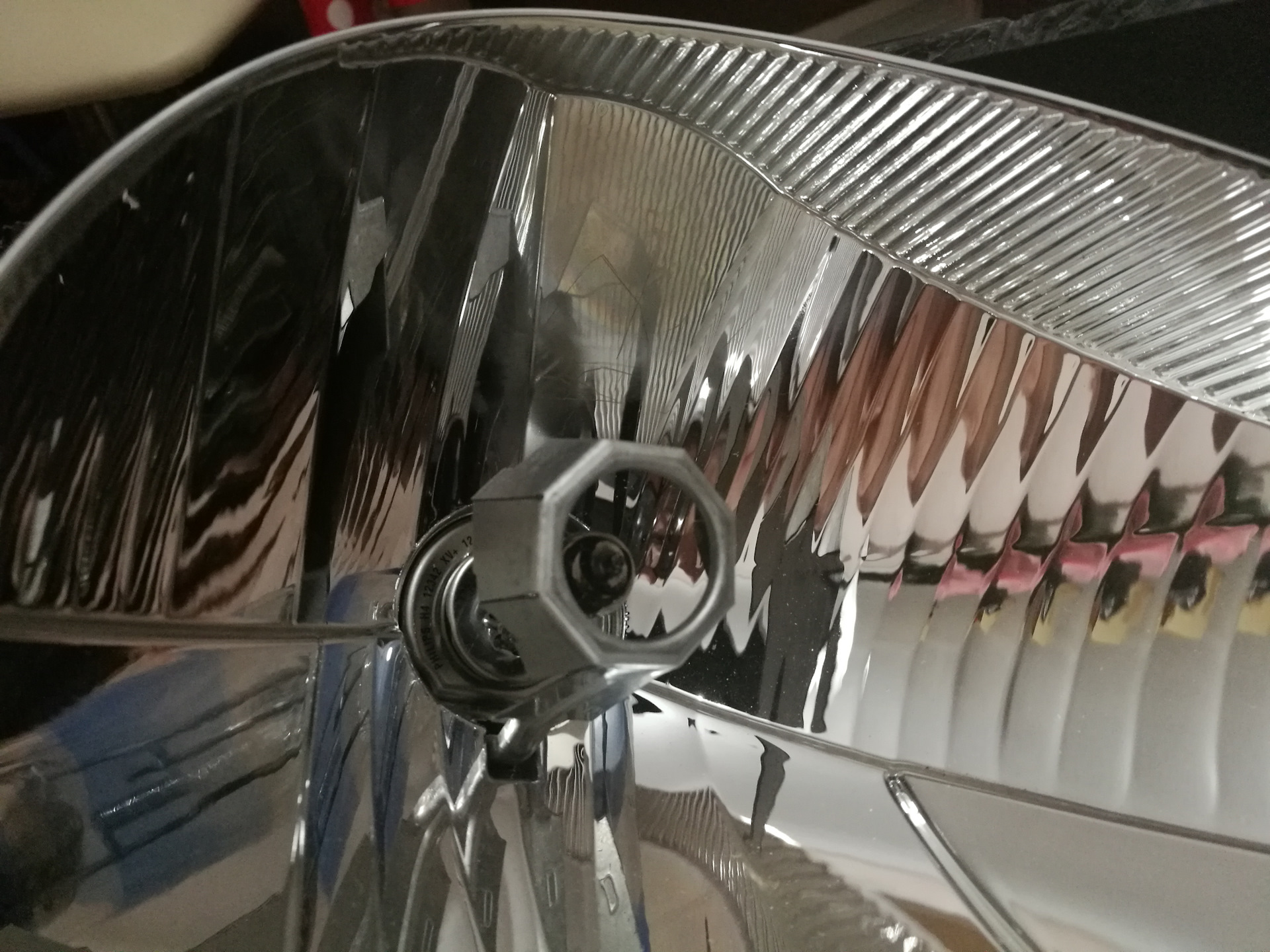 Фара открыта не до конца. Как вскрыть фару. Отражатель света рено. Ксенон в птф меган 2. Как вскрыть фару.