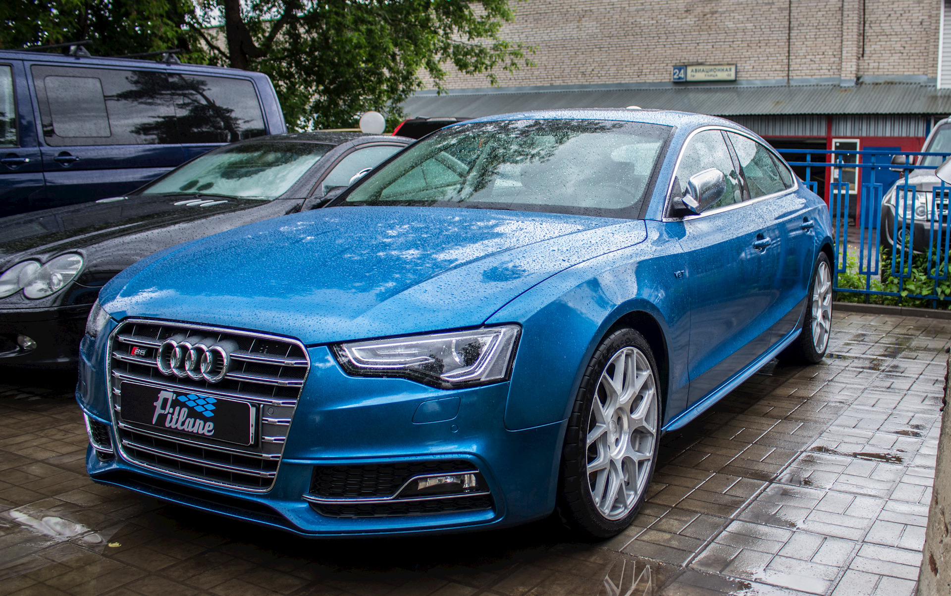 Audi синяя