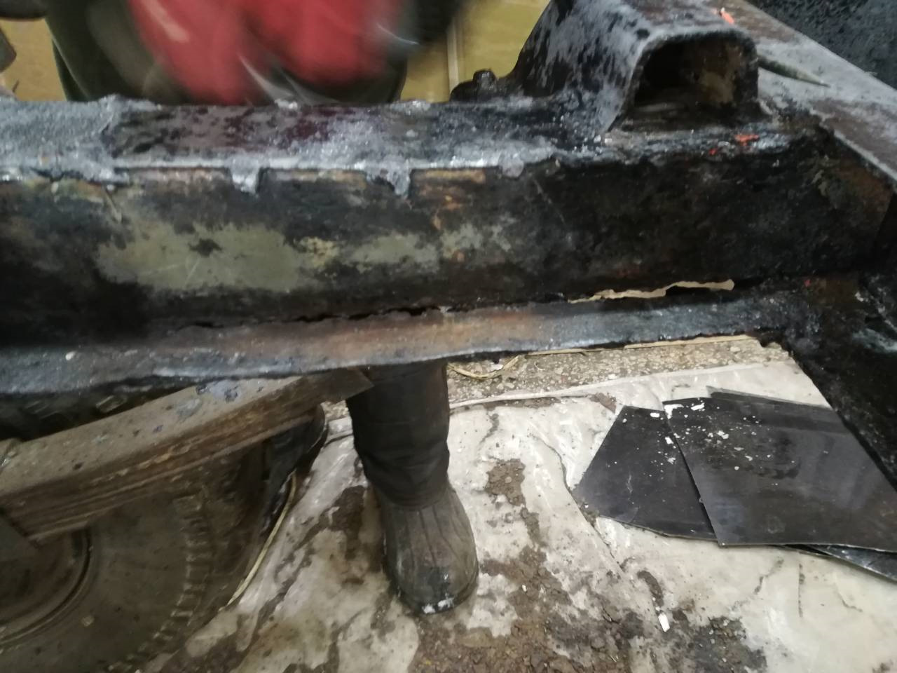 Как правильно заварить раму автомобиля. Сварка рамы авто. Сварка рамы газ 63. Номер сваркой на раме. Сварка рамы камаз.