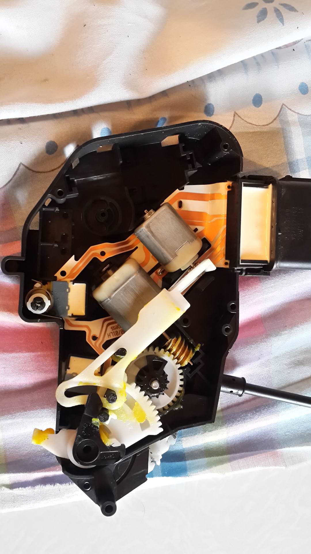 Ремонт замка правой задней двери (замена моторчика) - Volvo S80 (2G), 2,5 л, 201