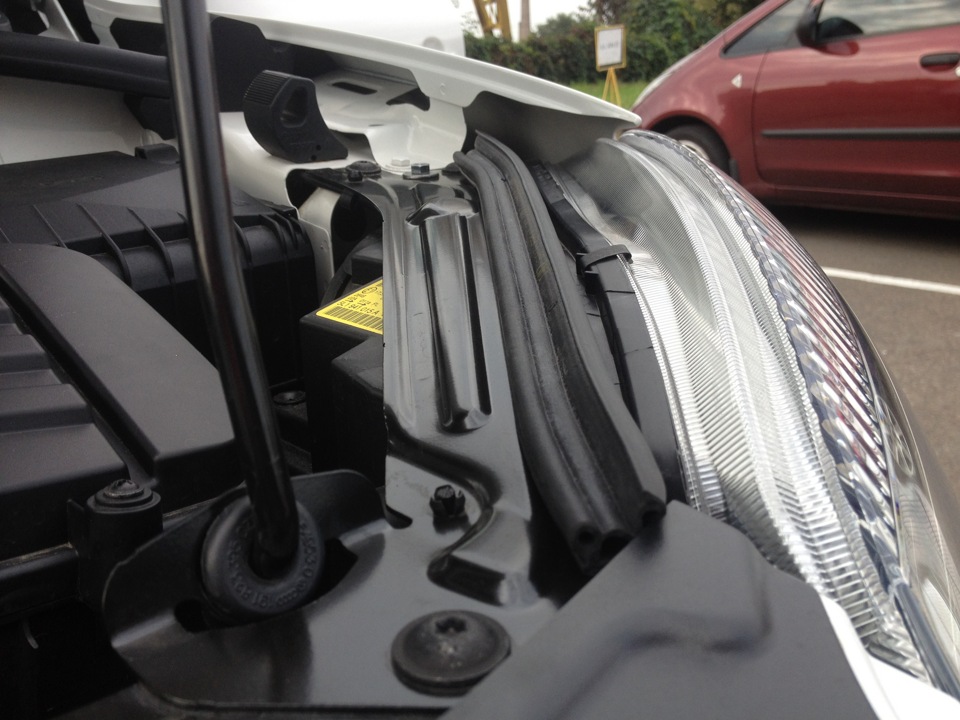 Уплотнитель подкапотного пространства — Skoda Yeti, 1,2 л, 2012 года ...