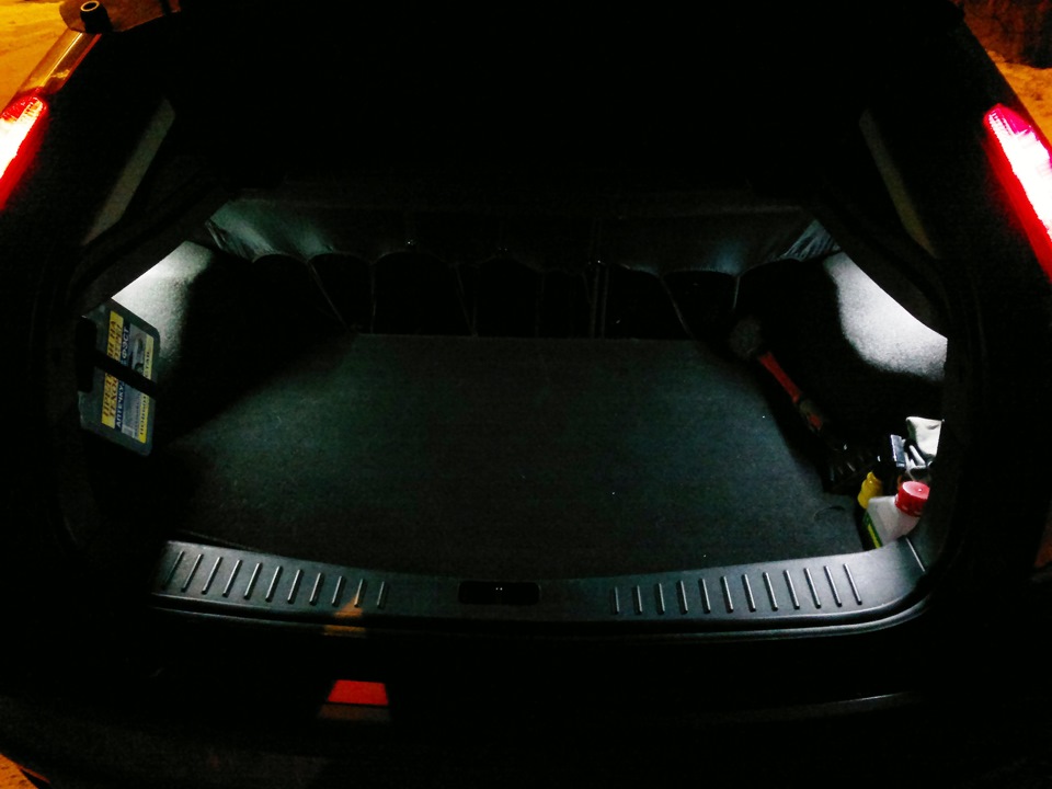 Подсветка багажника фокус. Подсветка багажника Мерседес w211. Подсветка багажника мл 164. Подсветка багажника 221 Мерседес. W140 подсветка багажника.