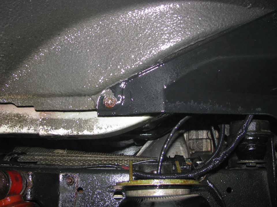 Картинка под локером. Красота, да и только! Видно что NoiseLiquidator от СтандартПласт держится идеально. — ГАЗ Соболь 4х4