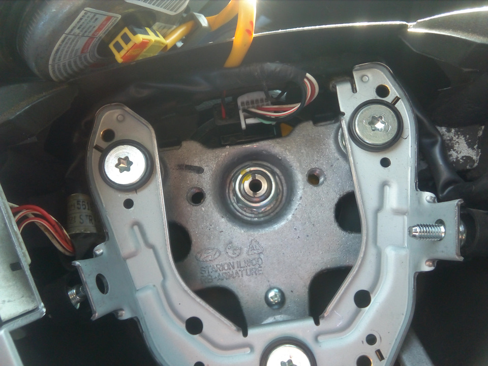 Установка кнопок на руль — Hyundai Solaris (1G), 1,6 л, 2011 года ...