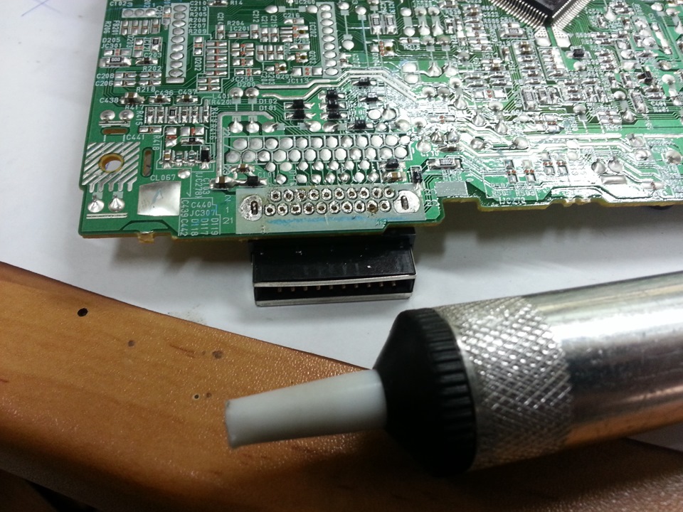 Как выпаять микросхему из платы паяльником