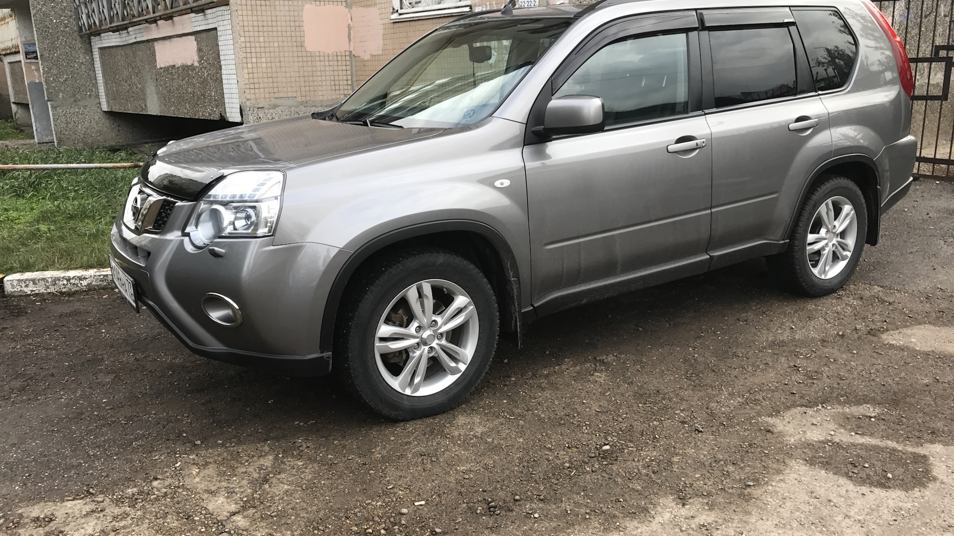 Ниссан х трейл 2.5 бензин. Nissan x-Trail 2.5 2011. Диски Nissan x Trail 2 поколение.