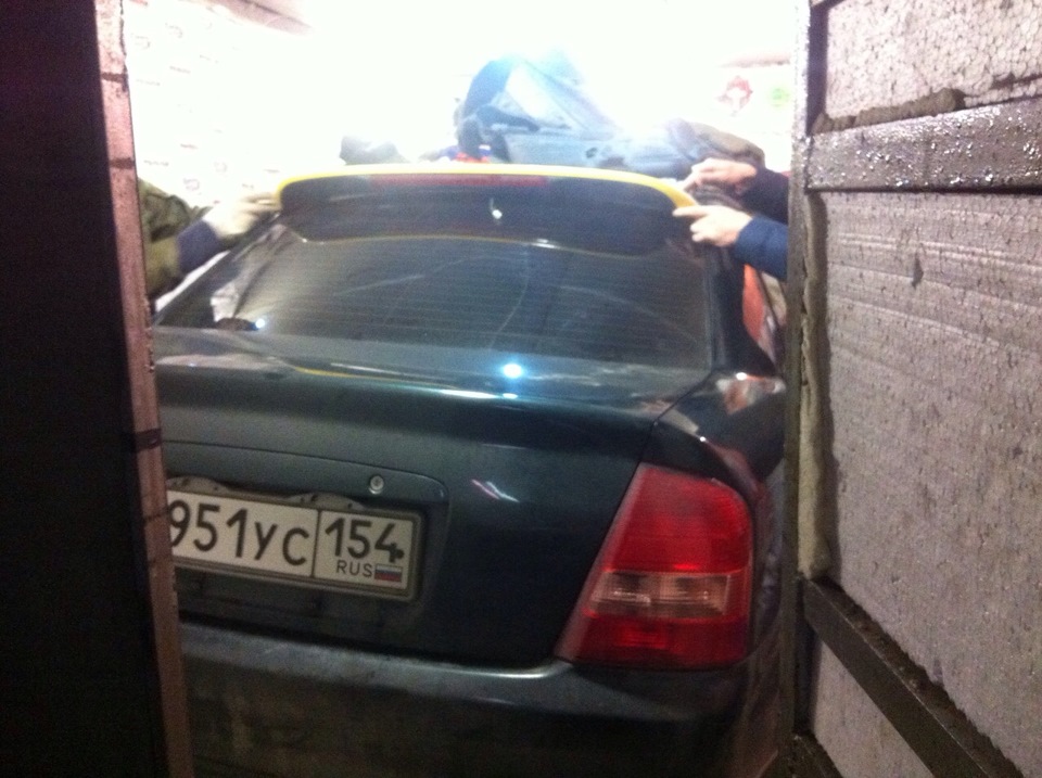 Вид с заду — Mazda Familia (BJ)