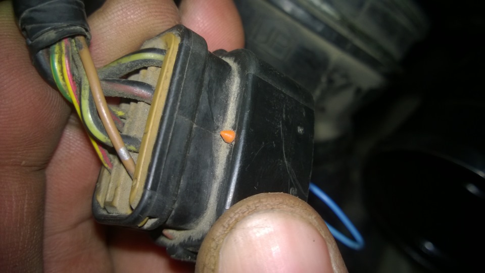 крайние толстые с красной и желтой полоской — Mitsubishi Lancer Evolution VII