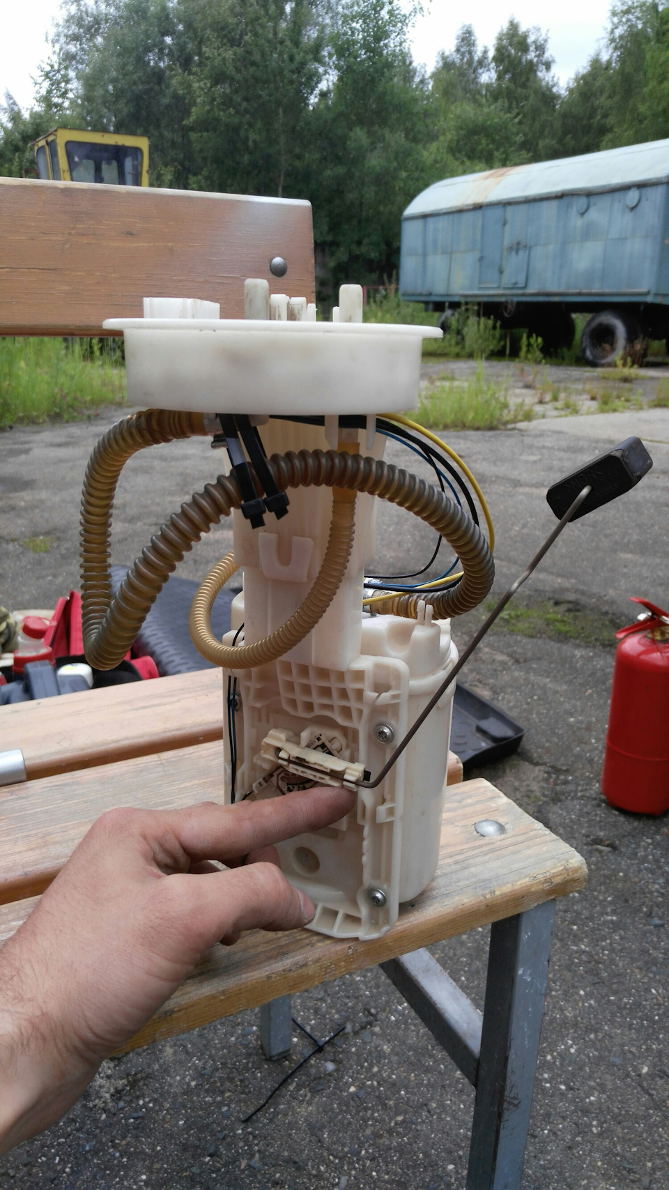 Неверные показания уровня топлива — Audi A4 (B7), 1,8 л, 2007 года ...