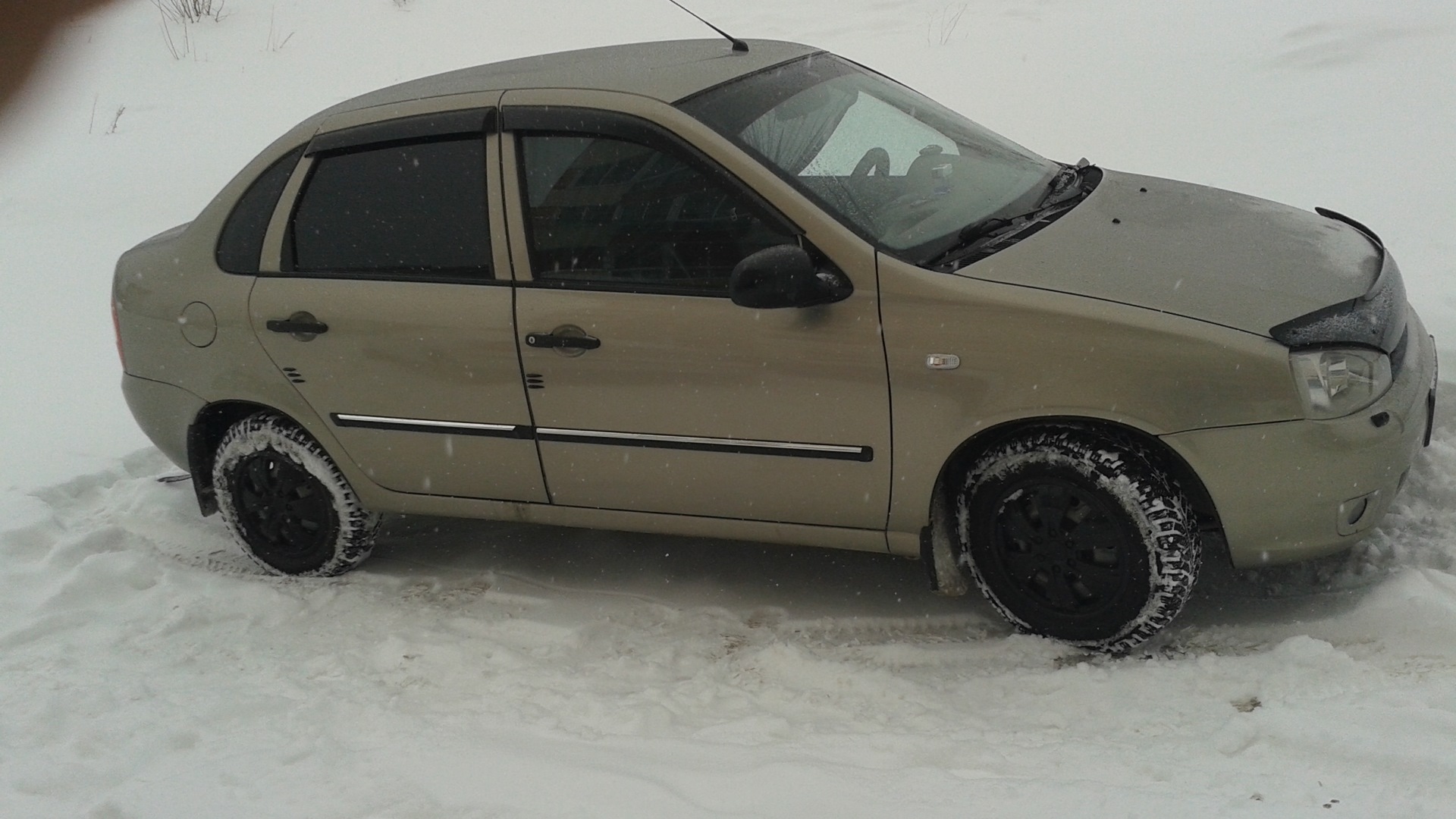 Lada Калина седан 1.6 бензиновый 2006 | 1,6 8кл. серо-бежевая на DRIVE2