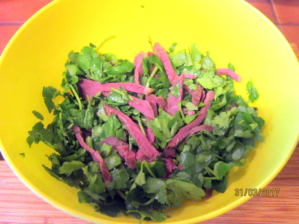 Смешиваем кинзу с мясом и оставляем на 1 час.